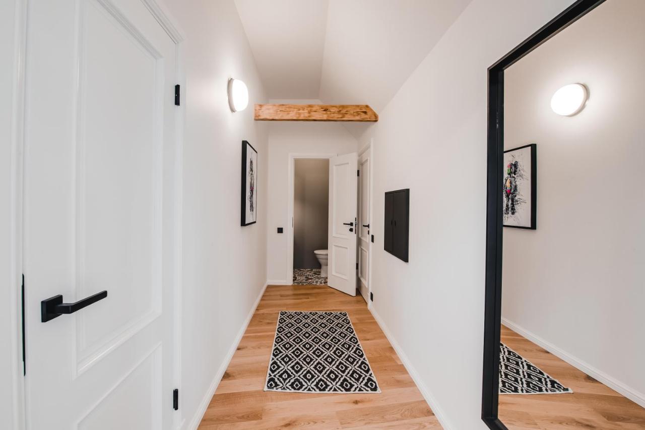 Big Design Apt - Sleeps 12 - Best Location Riga Exterior photo