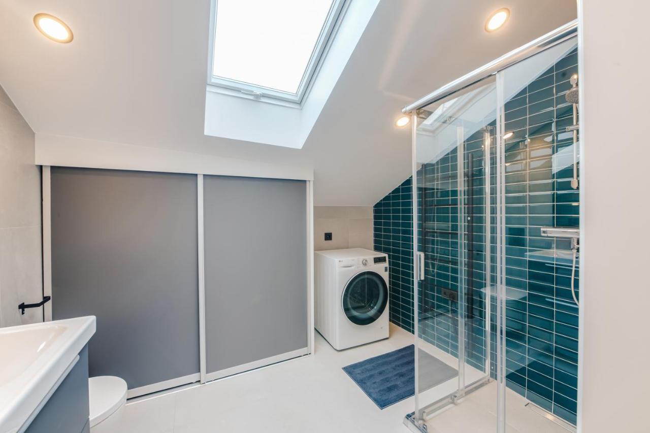 Big Design Apt - Sleeps 12 - Best Location Riga Exterior photo